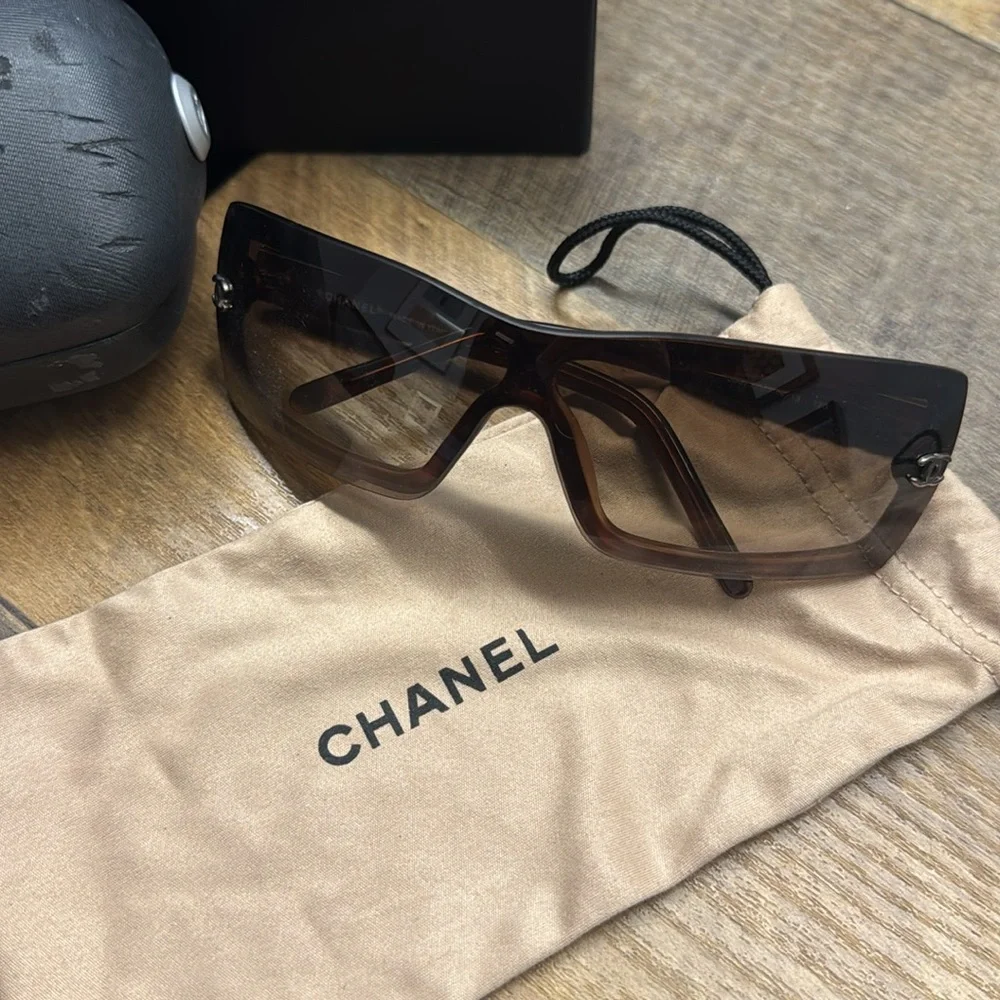 CHANEL Tortoise Sunglasses - Picture 2 of 12